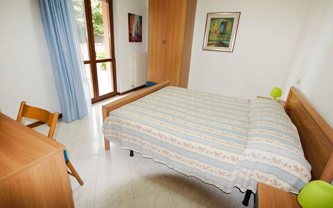 Troiani: Camera Da Letto, Letto, Mobilia, Camera, Proprietà, Telaio Del Letto, Pavimento, Lenzuolo, Materasso, Latifoglie