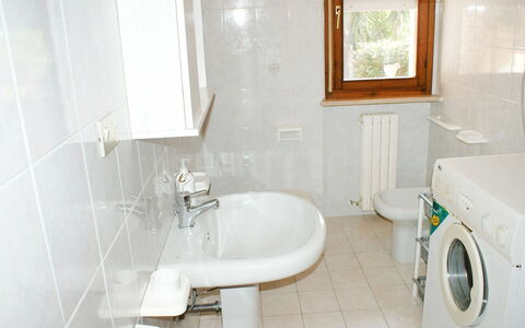 Troiani: Bagno, Proprietà, Camera, Piastrella, Pavimento, Idraulico Fixture, Interior Design, Casa, Costruzione, Gabinetto
