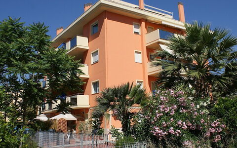 Azzurra: Pianta, Cielo, Costruzione, Finestra, Albero, Casa, Arecales, Immobiliare, Facciata, Condominio