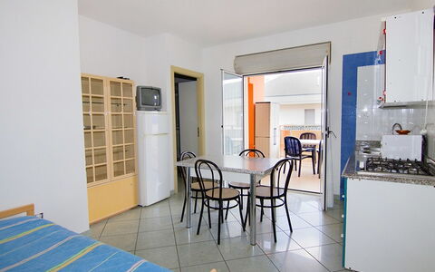 Azzurra: Camera, Proprietà, Costruzione, Mobilia, Casa, Giallo, Pavimento, Interior Design, Immobiliare, Appartamento