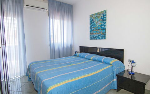 Azzurra: Camera Da Letto, Camera, Letto, Lenzuolo, Proprietà, Mobilia, Blu, Parete, Interior Design, Materasso