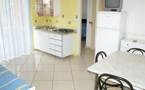 Azzurra: Camera, Proprietà, Mobilia, Pavimento, Costruzione, Casa, Cucina, Immobiliare, Interior Design, Casa