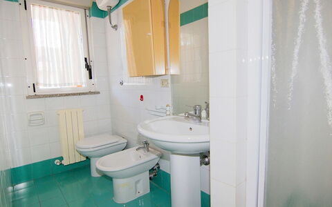 Azzurra: Bagno, Proprietà, Camera, Idraulico Fixture, Viola, Parete, Lavello, Gabinetto, Lavandino Del Bagno, Interior Design
