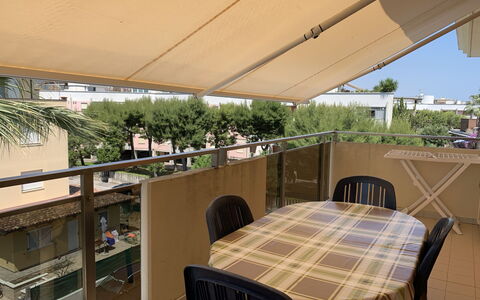 Azzurra: Proprietà, Mobilia, Tavolo, Pianta, Shade, Legna, Interior Design, Mobili Da Esterno, Sedia, Costruzione