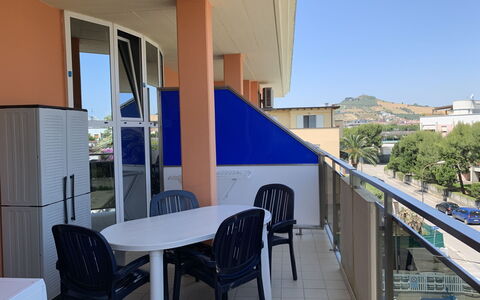 Azzurra: Tavolo, Mobilia, Proprietà, Sedia, Cielo, Costruzione, Shade, Pianta, Finestra, Immobiliare