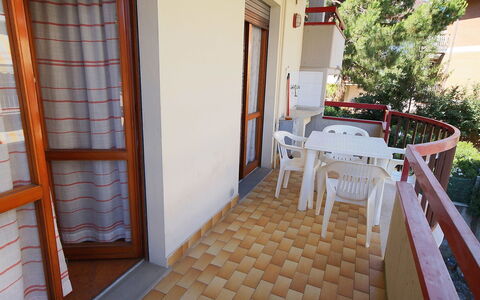 Magnolia: Pianta, Tavolo, Costruzione, Legna, Interior Design, Pavimentazione, Pavimento, Pianta Della Casa, Color Legno, Casa