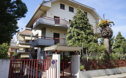 Magnolia: Cielo, Costruzione, Pianta, Finestra, Albero, Urban Design, Casa, Zona Residenziale, Quartiere, Immobiliare