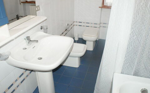 Magnolia: Bagno, Gabinetto, Proprietà, Lavandino Del Bagno, Toilet Seat, Camera, Idraulico Fixture, Rubinetto, Lavello, Piastrella