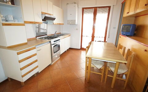 Magnolia: Camera, Proprietà, Mobilia, Costruzione, Pavimento, Cucina, Interior Design, Giallo, Casa, Controsoffitto