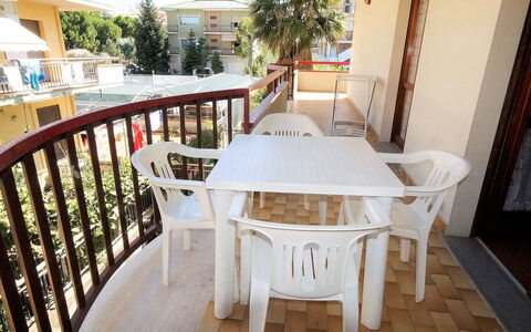 Magnolia: Costruzione, Mobilia, Tavolo, Legna, Sedia, Interior Design, Pavimento, Albero, Casa, Pianta