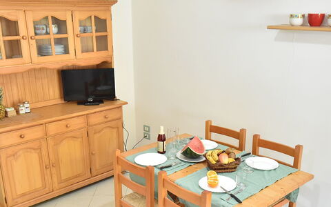 Cerrano: Camera, Mobilia, Proprietà, Tavolo, Casa, Costruzione, Interior Design, Cucina, Sala Da Pranzo, Scrivania