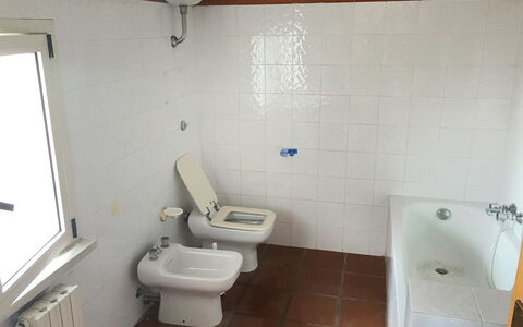 Breda: Bagno, Toilet Seat, Proprietà, Gabinetto, Camera, Idraulico Fixture, Pavimento, Piastrella, Parete, Bidet