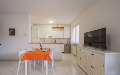 Lucerna Due 10.3: Cabinetry, Mobilia, Rubinetto, Lavello, Controsoffitto, Legna, Cassetto, Interior Design, Pavimentazione, Cucina