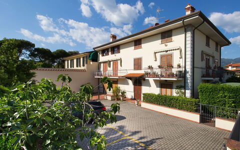 Maddalena: Nube, Pianta, Cielo, Costruzione, Finestra, Lotto, Casa, Urban Design, Albero, Quartiere