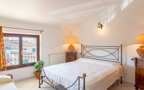 Maddalena: Camera Da Letto, Camera, Mobilia, Letto, Proprietà, Telaio Del Letto, Lenzuolo, Interior Design, Bedding, Soffitto