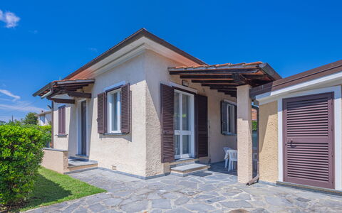 Francesca: Pianta, Cielo, Costruzione, Finestra, Nube, Blu, Casa, Legna, Manto Stradale