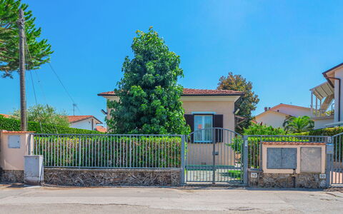 Francesca: Cielo, Costruzione, Pianta, Albero, Manto Stradale, Finestra, Lotto, Asfalto, Shade, Urban Design