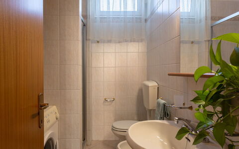 Francesca: Bagno, Camera, Proprietà, Piastrella, Interior Design, Idraulico Fixture, Illuminazione, Architettura, Soffitto, Costruzione