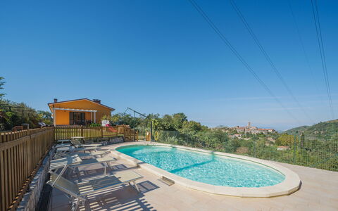 La Casa al Monte: Cielo, Acqua, Piscina, Azzurro, Albero, Pianta, Urban Design, Corpo D'Acqua, Shade, Casa