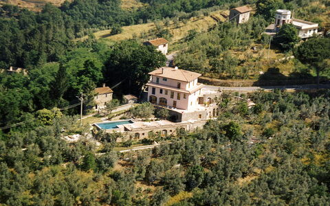 Vinci 110: Paesino Di Montagna, Paesaggio Naturale, Hill Station, Villaggio, Casa, Area Rurale, Costruzione, Montagna, Albero, Paesaggio