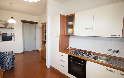 Bucine 690: Camera, Proprietà, Controsoffitto, Mobilia, Cucina, Costruzione, Cabinetry, Pavimento, Interior Design, Casa