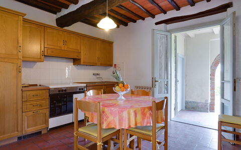Bucine 690: Camera, Proprietà, Mobilia, Costruzione, Cucina, Casa, Interior Design, Soffitto, Pavimento, Tavolo