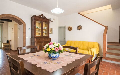 Bucine 690: Mobilia, Interior Design, Pavimentazione, Legna, Tavolo, Soffitto, Pavimento, Camera, Sala Da Pranzo, Cucina & Sala Da Pranzo Tavolo