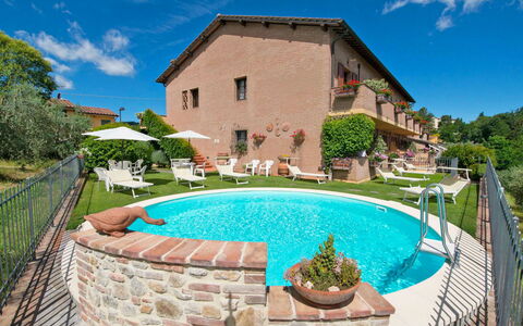 San Gimignano 150: Cielo, Pianta, Nube, Acqua, Proprietà, Costruzione, Azzurro, Piscina, Finestra, Architettura