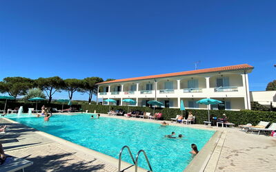 Vada 250: Acqua, Cielo, Pianta, Piscina, Costruzione, Albero, Rettangolo, Tempo Libero, Shade, Aqua
