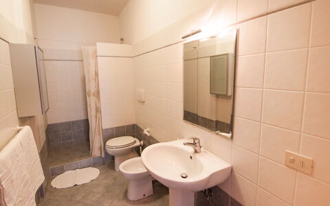 Rufina 200: Bagno, Proprietà, Camera, Piastrella, Interior Design, Architettura, Idraulico Fixture, Costruzione, Immobiliare, Gabinetto