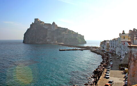 Ischia Ponte 10: Cielo, Acqua, Nube, Azzurro, Costiera E Morfologie Oceanic, Paesaggio Naturale, Orizzonte, Costruzione, Estate