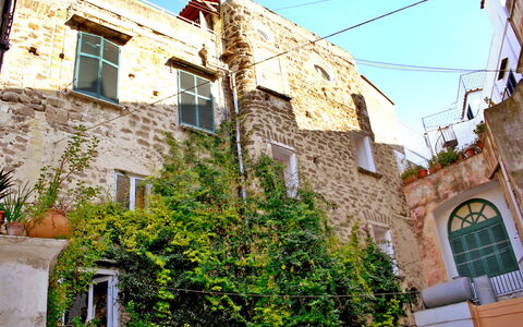 Ischia Ponte 10: Giorno, Cielo, Proprietà, Fotografia, Finestra, Costruzione, Verde, Natura, Vegetazione, Quartiere