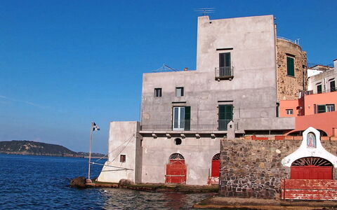 Ischia Ponte 10: Cielo, Blu, Punto Di Riferimento, Cittadina, Architettura, Waterway, Costruzione, Acqua, Mare, Casa