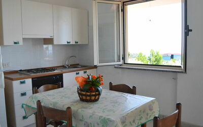 Agriturismo Sea View 100.4: Camera, Mobilia, Proprietà, Cucina, Costruzione, Controsoffitto, Interior Design, Casa, Tavolo, Pavimento
