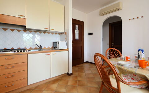 Porto San Paolo 200: Mobilia, Cabinetry, Controsoffitto, Costruzione, Cucina, Sedia, Legna, Arancia, Interior Design, Pavimentazione