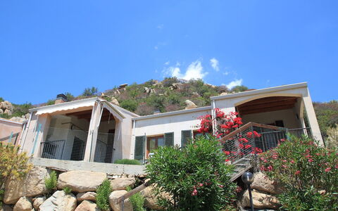 Costa Rei 100: Cielo, Pianta, Proprietà, Finestra, Costruzione, Fiore, Nube, Casa, Zona Residenziale