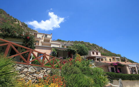 Costa Rei 100: Cielo, Nube, Pianta, Proprietà, Costruzione, Azzurro, Vegetazione, Montagna, Biome, Casa