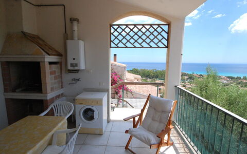 Costa Rei 100: Proprietà, Cielo, Azzurro, Nube, Acqua, Legna, Pianta, Interior Design, Architettura, Sedia