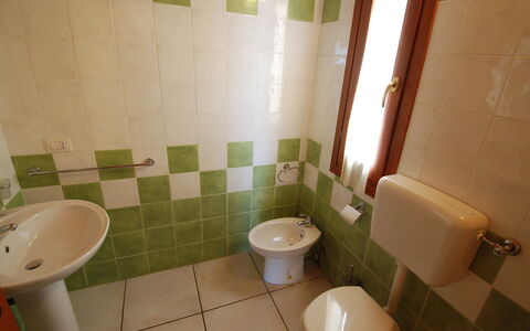Costa Rei 100: Proprietà, Idraulico Fixture, Gabinetto, Lavandino Del Bagno, Toilet Seat, Bagno, Costruzione, Viola, Lavello, Interior Design