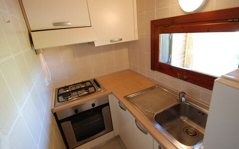 Costa Rei 150: Proprietà, Rubinetto, Lavello, Costruzione, Finestra, Lavandino Della Cucina, Idraulico Fixture, Cabinetry, Legna, Cucina