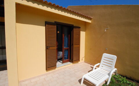 Costa Rei 150: Costruzione, Shade, Legna, Mobili Da Esterno, Porta, Pianta, Casa, Zona Residenziale, Panchina, Cielo
