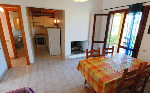Costa Rei 150: Proprietà, Mobilia, Tavolo, Costruzione, Legna, Interior Design, Soggiorno, Illuminazione, Pavimentazione, Pavimento