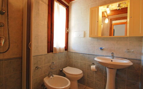 Costa Rei 150: Marrone, Specchio, Idraulico Fixture, Rubinetto, Lavello, Proprietà, Lavandino Del Bagno, Bagno, Viola, Legna
