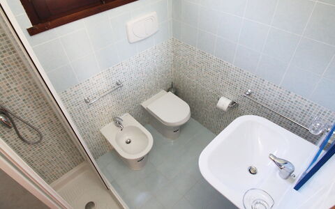 Costa Rei 180: Rubinetto, Idraulico Fixture, Lavandino Del Bagno, Proprietà, Lavello, Bagno, Rettangolo, Finestra
