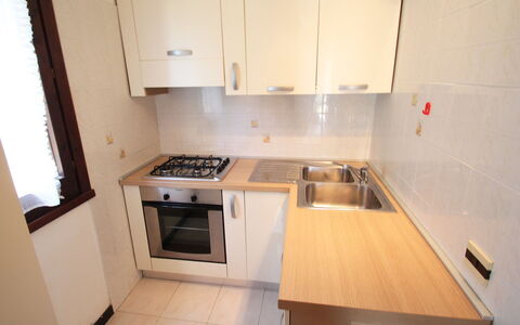 Costa Rei 180: Cabinetry, Lavandino Della Cucina, Controsoffitto, Lavello, Elettrodomestico Da Cucina, Frigorifero, Cucina, Elettrodomestico, Cucina Stufa, Stufa A Gas
