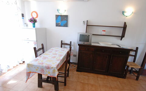 Costa Rei 180: Mobilia, Proprietà, Cabinetry, Tavolo, Cornice, Cassetto, Scrivania, Legna, Soggiorno, Interior Design