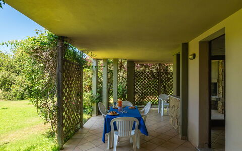 Villasimius 300: Pianta, Tavolo, Azzurro, Shade, Interior Design, Architettura, Albero, Sedia, Immobiliare, Tempo Libero