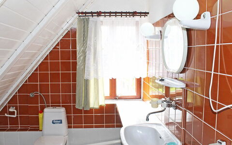 Letniskowa 29: Bagno, Camera, Proprietà, Piastrella, Interior Design, Arancia, Architettura, Parete, Idraulico Fixture, Gabinetto