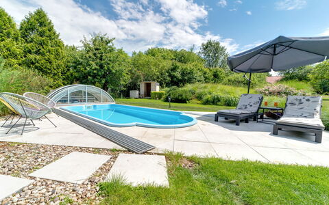 W Starym Sadzie: Nube, Cielo, Pianta, Proprietà, Piscina, Acqua, Shade, Mobili Da Esterno, Lettino, Erba