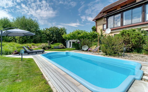 W Starym Sadzie: Pianta, Nube, Cielo, Proprietà, Costruzione, Acqua, Azzurro, Piscina, Finestra, Erba